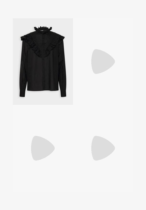 Sofie Schnoor Blúzka so zapínaním na gombíky - black; Sivé rifle s vysokým pásom, s efektom acid wash, predným zapínaním na gombík a zips, pútkami na opasok a dizajnom s piatimi vreckami, položené na rovnej ploche.; Čierne vysoké podpätky sandále s úzkym dizajnom remienka, hladkou textúrou, rozopínaním na členku a špicatou špičkou. Detail nastaviteľného remienka na členku.; Zlaté kruhové náušnice s textúrovaným, nepravidelným tvarom. Majú bezšvové uzatváranie a lesklý povrch, čo podčiarkuje moderný dizajn.