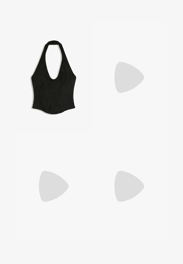 Schwarzes Spitzentop mit Neckholder, tiefem Rundhalsausschnitt und taillierter Passform, flach auf weißem Hintergrund dargestellt.; Hellblaue Denim-Jeans mit hoher Taille, weitem Bein, Vordertaschen und einem Knopf- und Reißverschluss, flach auf einem weißen Hintergrund ausgelegt.; Schwarze Plattform-Flip-Flops mit einer strukturierten Gummisohle, die ein Kreuzriemen-Design und eine matte Oberfläche aufweisen. Das Markenlogo ist dezent an der Seite angebracht.; Schwarze Tasche mit Strassverzierungen, gebogener Form und silberner Kettenhandgriff. Verfügt über einen Reißverschluss und das "Juicy"-Logo in Weiß.