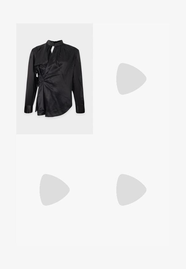 Zwarte satijnen blouse met lange mouwen, hoge kraag, asymmetrisch gedraaide voorkant en subtiele plooitjes bij de halslijn.; Zwarte leren broek met een elastische tailleband, taps toelopende manchetten en meerdere zakken. De stof heeft een licht glanzende afwerking.; Olivengroene pumps met puntige neus, enkelriem en T-riem ontwerp, glanzende afwerking, smalle stilettohak, op witte achtergrond.; Zwarte neplederen handtas met een zachte textuur, ronde vorm en een stevige zwartleren schouderband. Zilveren hardwareaccenten zichtbaar.