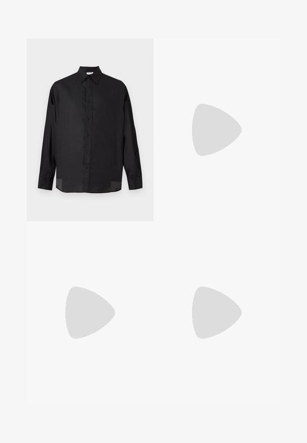 Sort langærmet skjorte med knapper og krave, tætsiddende pasform og mærkelabel "Filippa" inde i halsudskæringen.; Sorte shorts med elastisk talje og snøre. Har en glat tekstur og løs pasform. Enkel design uden lommer eller udsmykninger.; Sort læderloafer med en blank finish, rund tå, subtile syninger og en tyk gummisål for holdbarhed.; Sort læder taske med struktureret overflade, dobbelte top håndtag, aftagelig skulderrem og diskret logo detalje. Slank, rektangulær design.