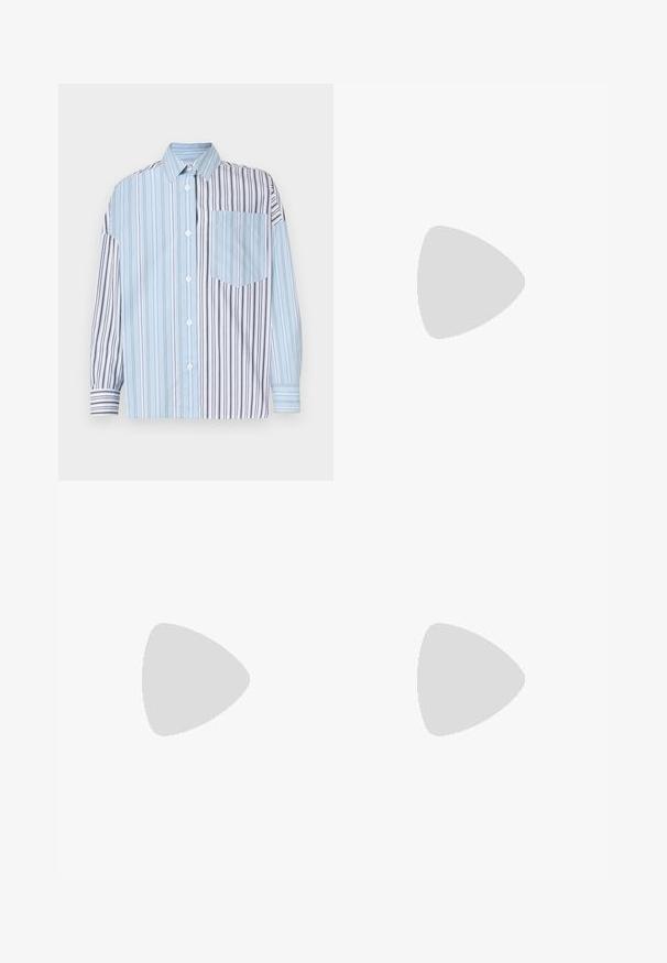 Overhemd met knoopsluiting, gekenmerkt door afwisselend lichtblauwe en zwarte strepen, met een enkele borstzak. Gemaakt van gladde stof, lange mouwen.; Lange, donkergroene rok van gladde stof, met een elastische tailleband en trekkoord, voorzien van een zijspleet voor extra bewegingsvrijheid.; Beige leren ballerina met zwarte zool en gouden embleem op de teen, geplaatst op een crèmekleurig tapijt naast afgerond amberkleurig meubilair.; Bruine leren schoudertas met afgeronde rechthoekige vorm, asymmetrische klep, zilveren ronde sluiting en twee dunne bandjes.