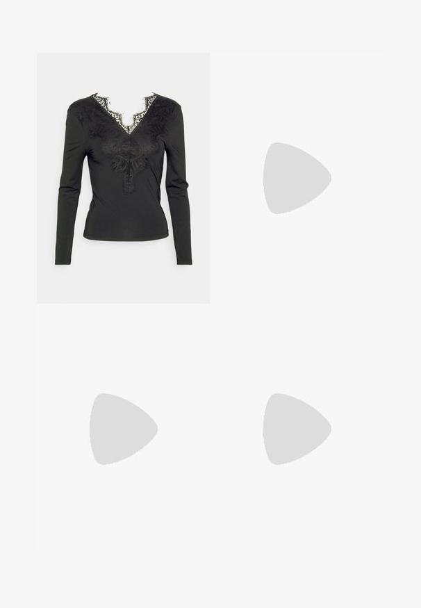 Pieces Petite PCILU  - Camiseta de manga larga - black; Falda negra con lunares, de cintura alta, cierre frontal con botones, hasta la rodilla, hecha de un tejido con una textura suave y un drapeado sutil.; Sandalias de tacón alto de plataforma negras con punta abierta, tira delantera ancha y correa ajustable en el tobillo. Acabado en piel suave y tacón cuadrado grueso.; Pendientes de aro de oro con un acabado suave y pulido. Forma redondeada, tamaño mediano, con un mecanismo de cierre seguro.
