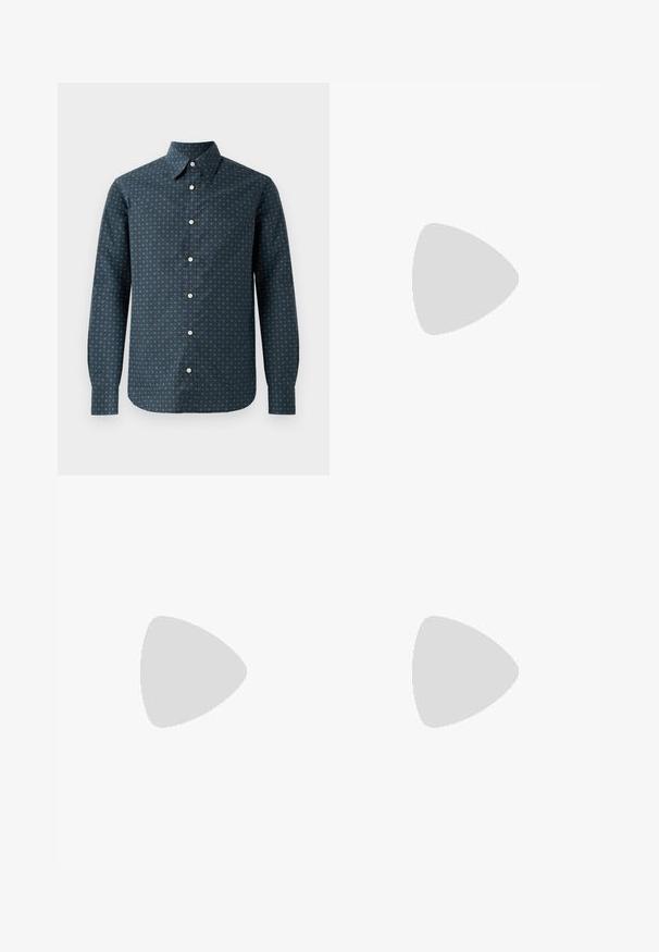 Mørkeblå langærmet skjorte med knapkrave, der har et geometrisk hvidt mønster, frontknaplukning og manchetter med knapper.; Beige tapered bukser lavet af letvægtsstof, med forreste folder, to sidelommer og en glat tekstur.; Sorte læder slip-on dress sko med lav hæl og subtil Calvin Klein logo på siden, vist i profil på en hvid baggrund.; Sort læderbælte med en sølvfarvet rektangulær spænde og en lille vedhæftet sølvring, sammenrullet på en hvid baggrund.