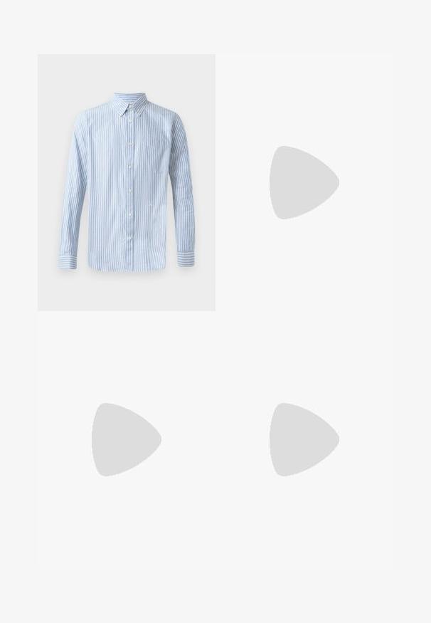 Camisa de botón azul claro con rayas blancas verticales, de mangas largas y con un bolsillo en el pecho. Presenta un pequeño logo en la parte inferior.; Pantalones grises ajustados con un fino estampado de cuadro, diseño de pierna recta y una textura de tela suave. Cuenta con trabillas para cinturón y cierre de cremallera.; Mocasines de cuero negro con punta redonda y un acento decorativo de hebilla. Tacón plano y sólido, con una textura suave en todo el zapato.; Maletín rectangular de cuero negro con textura, con doble asa, bolsillo frontal con cremallera y correa de hombro ajustable, mostrado sobre fondo blanco.