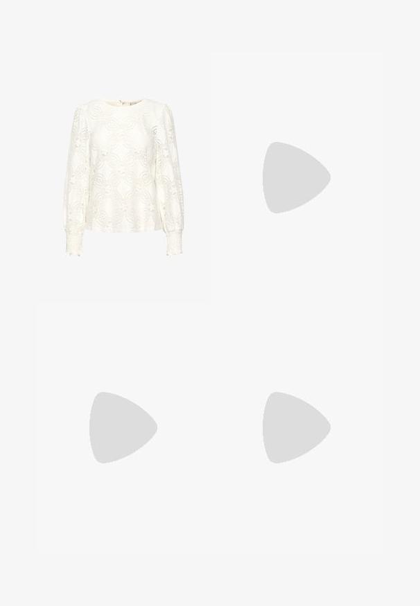 Hvid blonde top med blomstermønster, rund halsudskæring, puffede lange ærmer og samlede manchetter. Lynlås med knapper bagpå.; Sorte skinny jeans med en glat stofstruktur, der har en frontknaplukning, fem lommer og et tætsiddende design.; Sorte ruskinds høje hæle sandaler har et ankelstrop med spænde, åben tå design og en kraftig hæl. Glat tekstur og minimalistisk stil.; Guldtonede øreringe med en lang lige stang, prydet med en rund perle-stud og en hængende geometrisk diamantform.
