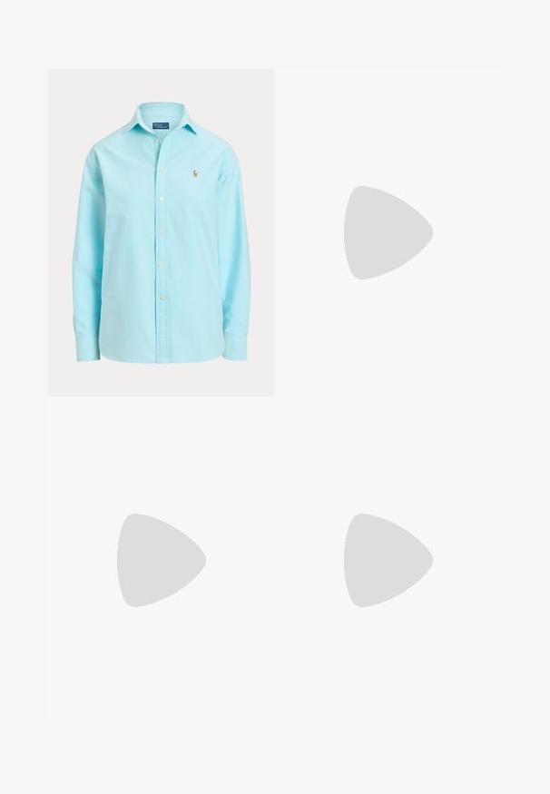 Hellblaues Hemd mit langen Ärmeln, Knopfleiste und Kragen sowie einem kleinen gestickten Logo auf der linken Brust.; Hellblaue Denim-Jeans mit hoher Taille, leichtem Ausbleichen, Destroyed-Einsatz am linken Knie und ausgestellten Beinen.; Schwarze flache Sandale mit minimalistischem Design. Sie verfügt über dünne Riemen, einen Zehensteg, goldene Akzente und eine glatte, strukturierte Sohle.; Schwarze Lederhandtasche mit runder Form, kurzem Griff, goldfarbenen Beschlägen und einem subtilen goldenen Punktakzent auf der Vorderseite. Glatte Textur.