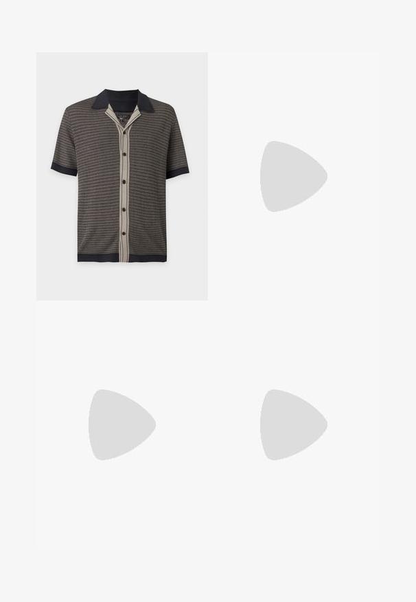 Chemise homme manches courtes avec petit motif à carreaux noir et beige, col noir et patte beige avec boutons noirs.; Pantalon marron à jambes droites avec passants de ceinture et fermeture boutonnée et zippée à l'avant sur fond uni.; Stuart Weitzman BURT - Chaussons - auburn; Ceinture en cuir marron avec une boucle rectangulaire en argent, texture lisse et doublure intérieure plus claire contrastante. Design simple et classique.