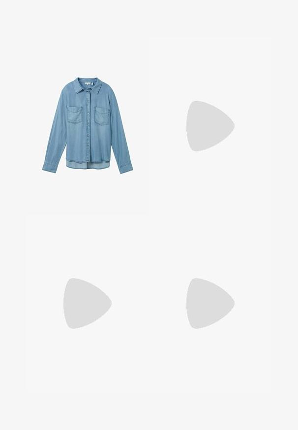 Lysblå denimskjorte med lange ærmer, knaplukning og to forlommer. Har en klassisk krave og en let buet kant.; Denimshorts i lyseblå med en falmet finish, udstyret med opsmøgede kanter, fem lomme-design og metalknaplukning i taljen.; Hvid lavtop sneaker med sølvstriber, hvide snørebånd og en lys brun gummisål, vist fra siden på en hvid baggrund.; Beige tote bag med præget geometrisk mønster, dobbelte håndtag og sorte stikninger. Har et diskret logo på fronten.