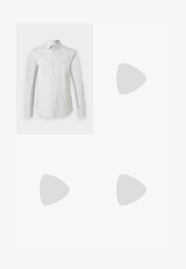 Wit overhemd met lange mouwen, subtiel klein stippenpatroon, klassieke kraag en getailleerde pasvorm.; Beige slim-fit pantalon met riemlussen, knoopsluiting aan de voorkant, ritssluiting en geperste vouwen langs de pijpen.; Zwarte leren schoen met een ronde neus, vetersluiting en een dikke rubberen zool met een gestructureerde rand. Strakke afwerking en minimale hardware.; Zilveren ketting met een rechthoekige hanger die is voorzien van textuurlijnen. Hanger is bevestigd met een lus; de ketting heeft een glad en flexibel ontwerp.