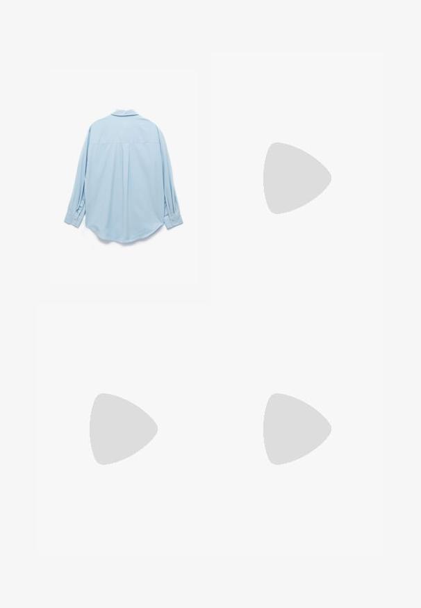 Lyseblå skjorte med lange ærmer, klassisk krave, ryg-pleat detalje og knapmanchetter, lavet af glat stof med en blød tekstur.; Sort faux læder flared bukser med en glat tekstur, høj talje, forlommer og lynlåsgylp. Har sømdetaljer på benene.; Sort læder slingback hæl med spids tå og blokhæl. Glat tekstur, minimalistisk design og justerbar ankelrem.; Lille sort mesh skuldertaske i halvmåneform med justerbar tynd rem, sat mod en ensfarvet lys baggrund.