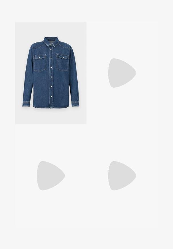 Donkerblauw denim overhemd met een knoopsluiting aan de voorkant, een puntige kraag, twee borstzakken en lange mouwen met knoopmanchetten.; Donkerblauwe denim jeans met rechte snit, vijf zakken, metalen hardware en contrasterende oranje stiksels. Glad oppervlak, geen zichtbare patronen.; Marineblauwe suedenveterschoen met een ronde teen, een ontwerp met twee oogjes en een zwarte rubberen zool. Kenmerkt zich door stiksel langs de rand van de zool.; Blauwe denim draagtas met twee handvatten, voorzien van witte cursieve tekst met de woorden "Maison Kitsuné Palais Royal 75001 Parijs, Frankrijk."