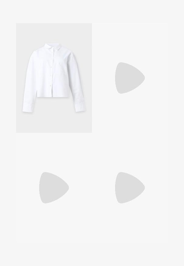Hvid langærmet skjorte med knapper, krave og en forlomme, lagt fladt på en ensfarvet lys baggrund.; Lysebeige skørt med vidde, lavet af blødt stof, med høj talje og et rynket design med en flydende silhuet.; Sort hæl-sandal med smal ankrem, firkantet tå-boks, glat lædermateriale og metalspænde som pynt.; Beige Michael Kors håndtaske med præget MK-mønster, dobbelte håndtag, frontlynlåslomme og aftagelig skulderrem på hvid baggrund.