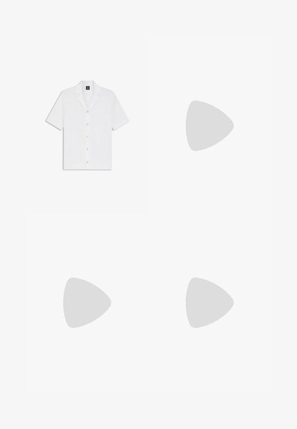 Weißes kurzärmeliges Hemd mit Knöpfen, vertikalen, strukturierten Linien und einem Reverskragen, flach auf einem weißen Hintergrund liegend.; Beige Shorts aus strukturiertem Stoff mit einer zerknitterten Oberfläche, einem elastischen Bund und zwei vorderen Falten.; Braune Leder-Loafer mit glänzendem Finish, die eine erhabene Naht und ein kleines ausgestanztes Detail an der Vorderseite aufweisen, sowie eine flache schwarze Sohle.; Brauner Ledergürtel mit einer rechteckigen Messingschnalle, zusammengerollt auf einem einfarbigen hellen Hintergrund.