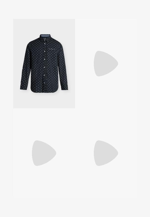 Chemise noire à manches longues boutonnée avec petits motifs losanges blancs et une poche poitrine sur fond uni.; Shorts pour hommes de couleur taupe, longueur au genou, avec fermeture à boutons, passants pour ceinture et poches latérales, présentés sur un fond blanc.; Bottine Chelsea en cuir noir avec panneaux latéraux élastiques affichée au-dessus d’un pavé gris et d’un mur carrelé en arrière-plan.; Ceinture en cuir noir roulée avec une boucle en métal rectangulaire noir mat et deux passants sur fond blanc.