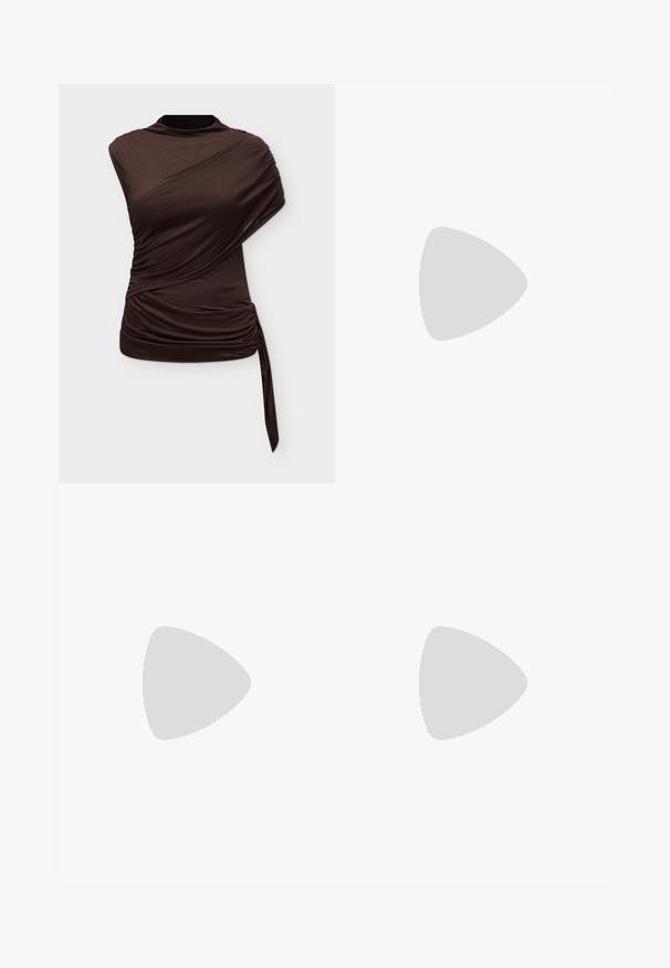 Asymmetrische donkerbruine mouwloze top met hoge hals, geplooide details en een zijstrik die aan de zoom hangt.; Zwarte maxi rok met hoge taille, geplooide details aan één kant en een zijslit, gemaakt van lichtgewicht stof.; Donkerbruine leren mule met hoge hak, open teen en knoopdetail op het voorste bandje.; Zachte bruine leren tas met samengevouwen bovenkant en smalle riem, liggend op een witte achtergrond.
