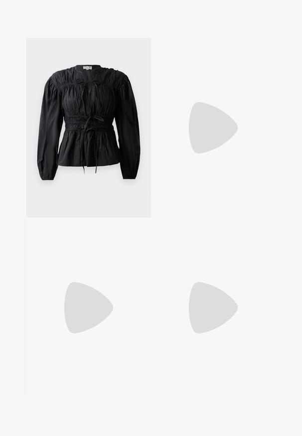 Sort bluse med lange ærmer, rynket stof, smocket talje og bindedetalje, med rund halsudskæring og glat overflade.; Sort ribbet strikket blyantskirt med en udvidet bund og en midtersektion af sølvfarvede cirkulære udskæringer. Glat tekstur, tætsiddende design.; Sort damesandal i læder med tynde remme, en tå-loop, ankelspænde og en mellemhøj stiletthæl på en neutral baggrund.; Plisseret beige læderclutch med en sølvmetalramme, der har to runde dekorative låse og en sølvkædetrasporte.