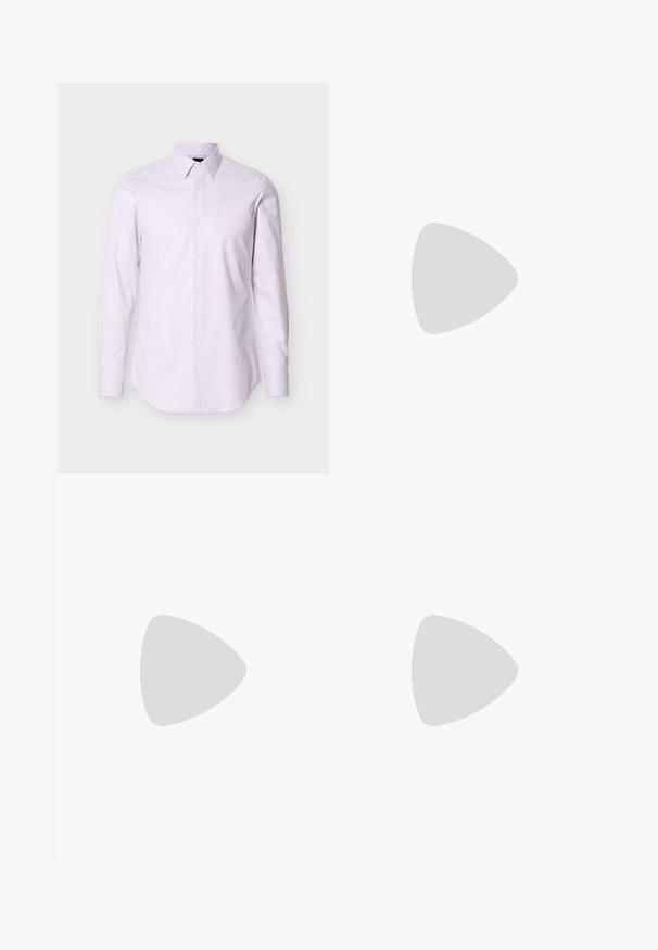 Chemise habillée pour hommes à manches longues de couleur violet clair, avec boutonnage à l'avant et col pointu, présentée sur un fond blanc uni.; Pantalons noirs ajustés en tissu texturé, dotés d'une coupe droite, d'une fermeture éclair frontale et d'une fermeture à bouton.; Chaussure noire en cuir à lacets avec une finition lisse, un bout rond et un design minimaliste. Comprend un tirant contrastant subtil et une semelle en caoutchouc.; Ceinture en cuir noir au toucher lisse avec une boucle en métal argenté. Présente des surpiqûres rouges sur la boucle en cuir pour un détail supplémentaire.