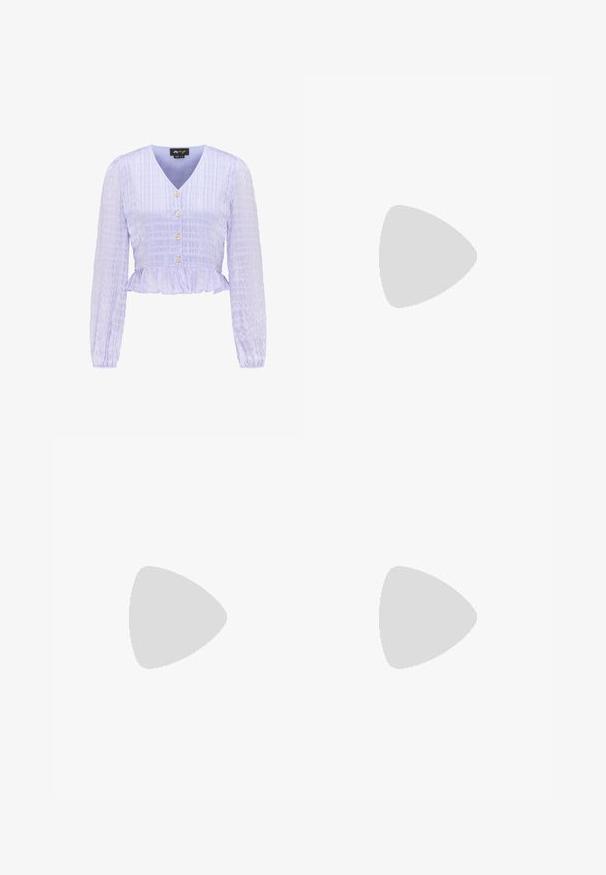 Lavendelkleurige blouse met lange mouwen, V-hals, gestructureerd ruitpatroon, vier knopen aan de voorkant en een gerimpelde zoom.; Roze geplooide midi-rok met een kanten onderlaag en een geplooide tailleband, getoond op een witte achtergrond.; Paarse suedine slingback schoenen met een blokhak, uitgerust met een strik en versieringen op de teen. Verstelbare band voor een veilige pasvorm.; Lavendelkleurige geweven handtas met gevlochten handvat, versierd met een doorschijnend kanten lint en een cluster van lichtgroene kralen.