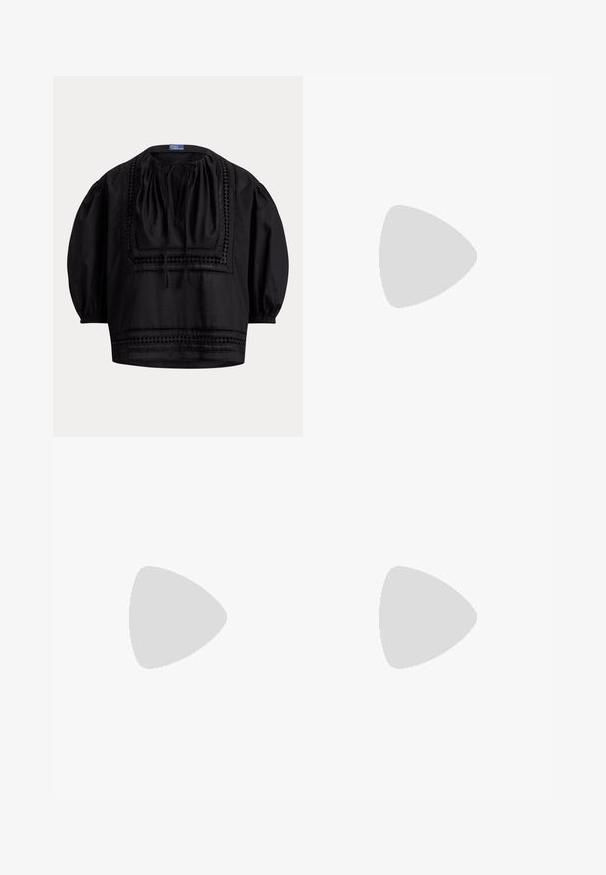 Čierna voľná blúzka s vyšívaným štvorcovým sedlom, 3/4 puf rukávmi, viazaným výstrihom a dekoratívnou lemovkou.; Polo Ralph Lauren PANELED DENIM A LINE SKIRT - sukňa v tvare A - lindale wash; Čierne kožené kovbojské topánky s bielymi ostrými akcentmi, zdobené vyšívaním, so špicatou špičkou a nízkym nasadeným podpätkom.; Čierna kožená kabelka s dvoma rúčkami, predný chlopňový uzáver s gombíkom, biele prešitie a malé logo koňa na jednofarebnom pozadí.