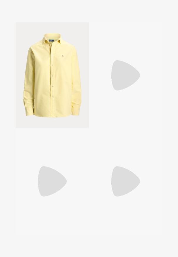 Camisa amarilla de manga larga con botones, cuello y pequeño logo bordado en el pecho izquierdo.; Pantalones de algodón beige con pierna recta, que cuentan con un cierre de botón, bolsillos frontales y detalles de costura visibles.; Sandalia plana negra con un diseño minimalista. Presenta tiras delgadas, un separador de dedos, acentos de hardware dorado y una suela suave y texturizada.; Bolso de cuero marrón con fondo redondeado, una asa corta, y detalles en tono dorado en la cremallera y el botón sobre fondo liso.