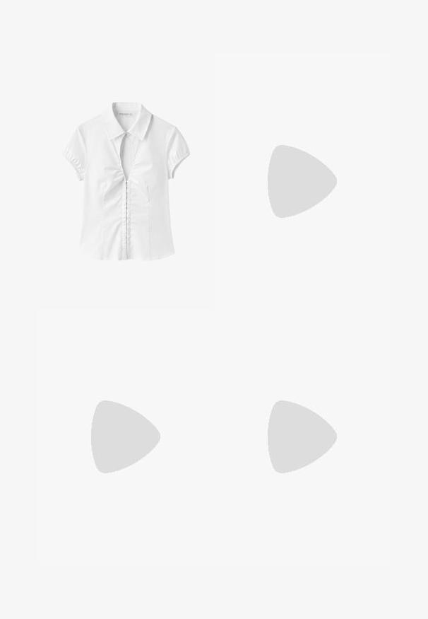 Witte blouse met korte mouwen en kraag, voorzijde met geplooide details en een gedeeltelijk open keyhole uitsnede op de borst.; Witte rok met een geplooide taille en zwarte stippen, met een gelaagd ontwerp dat volume en textuur toevoegt.; Zwarte platte leren Mary Jane schoen met een dunne band en gesp over de wreef, zijaanzicht op een witte achtergrond.; Zwarte glanzende leren handtas met twee handvatten, voorvak met rits, gespdetails en een polsbandje op een witte achtergrond.