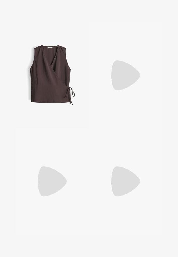 Mouwloze donkerbruine wikkeltop met V-hals en zijsstrikluiting, gemaakt van gladde stof, weergegeven op een witte achtergrond.; Zwarte, losse broek met een elastische tailleband en verstelbaar trekkoord; heeft twee voorke pockets en een gladde textuur.; Beige suède sandalen met een gebogen band, goudkleurige gesp en een zwarte plateauzool. Vlak ontwerp, geschikt voor casual draagstijl.; Cat-eye zonnebril met een zwart en oranje schildpadframe, bruine lenzen en slanke, puntige uiteinden. Bevat een minimalistisch logo op de poot.