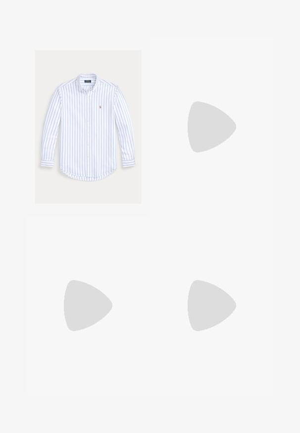 Langærmet skjorte med knapper, lyseblå lodrette striber og et lille broderet logo på venstre bryst.; Mørkeblå slim-fit jeans med frontknap og lynlås, fem lommer og subtil falmen på forreste lår og knæ.; Brun læder bådsko med mokasinsyning, snøredetalje træde gennem metaløjer og flad gummi sål vist fra siden.; Flettet brun læderbælte med messing spænde og læderende, rullet sammen på hvid baggrund.