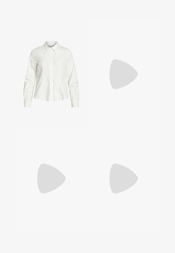 Weißes Baumwollhemd mit klassischem Kragen, langen Ärmeln und dezenten Piqué-Details auf der Vorderseite. Glatte Textur.; Hellblaue, weite Hosen aus weichem Denimstoff. Mit einem elastischen Bund und einem Kordelzug sowie umgeschlagenen Säumen.; Braune Gummi-Zehentrenner mit profilierter Sohle und dünnen Riemen mit kleinem dekorativem Metall-Detail an der Seite.; Schwarze Cat-Eye-Sonnenbrille mit dunkelgrauen Gläsern, schlankem Kunststoffrahmen, spitzen Ecken und geraden Bügeln. Keine sichtbaren Befestigungen oder Akzente.
