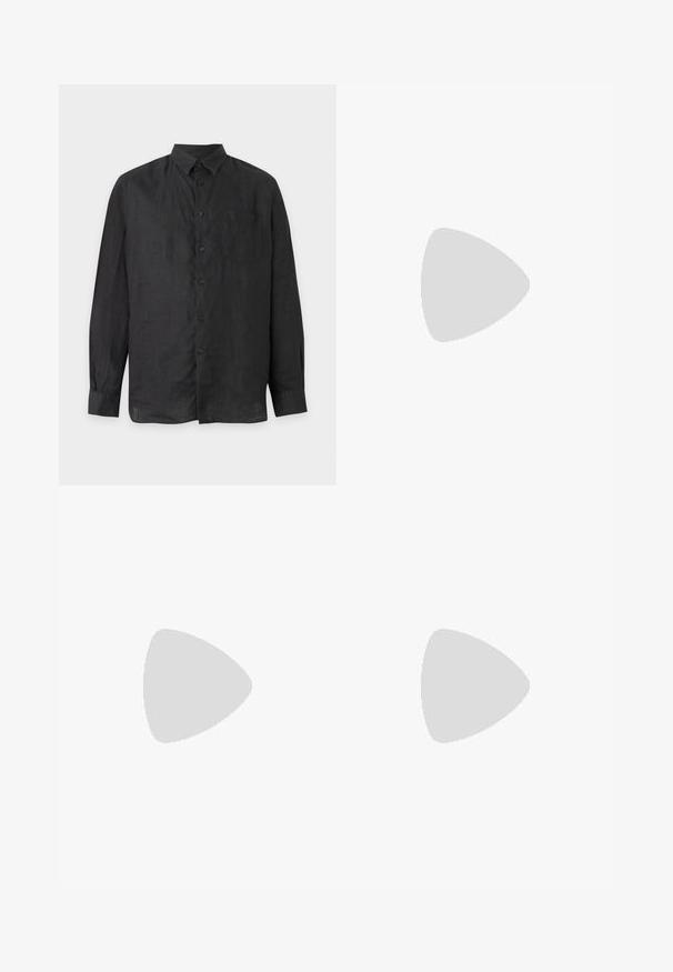Chemise noire à manches longues avec boutons, poche poitrine gauche à l'avant et col classique, présentée sur un fond clair uni.; Shorts décontractés pour hommes avec des rayures verticales beige et blanc et une taille à cordon, sur un fond clair uni.; Mocassin homme en cuir noir avec détail pompon, bout arrondi, talon bas et finition polie lisse, montré de profil sur fond blanc.; Collier de perles et bracelet assorti avec fermoirs en chaîne argentée disposés sur un fond blanc.