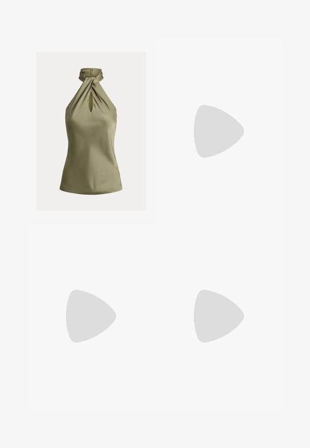 Ærmeløs olivengrøn satin halter-top med snoet halsdetalje og forreste nøglehulsåbning.; Sorte slim-fit bukser med høj talje, dekorative guldknapper på taljen og en lille klaplomme på højre side.; Sorte læder slingback-pumper med spids tå, lav hæl og dekorativ strop over vristen. Glat tekstur og minimalistisk design.; Brun ruskind halv-måne taske med mørkebrune læderdetaljer, guldfarvet hardware og kort skulderrem.