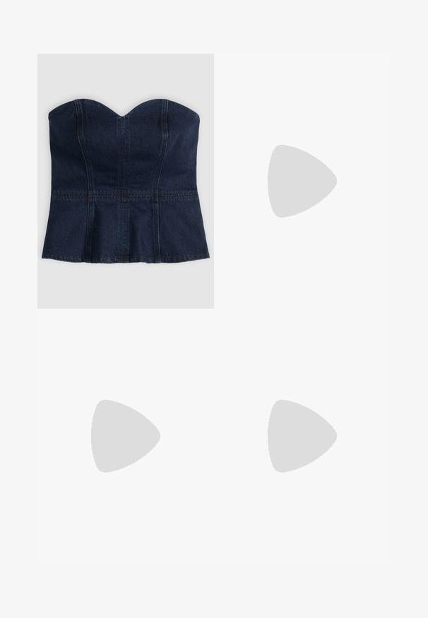 Donkerblauwe strapless denim bustiertop met een sweetheart-halslijn en zichtbare verticale en horizontale stikdetails.; Marineblauwe denimrok met witte stiksels, voorzien van een brede riem met een vierkante gesp en een zijpaneel van zwarte stof.; Zwarte leren cowboylaars met decoratieve uitsnijdingen, zilveren gesp en schuine hak, weergegeven op een witte achtergrond.; Bruine en zwarte handtas met witte, gevlekte bonttextuur en een enkele zwarte schouderriem op een effen achtergrond.