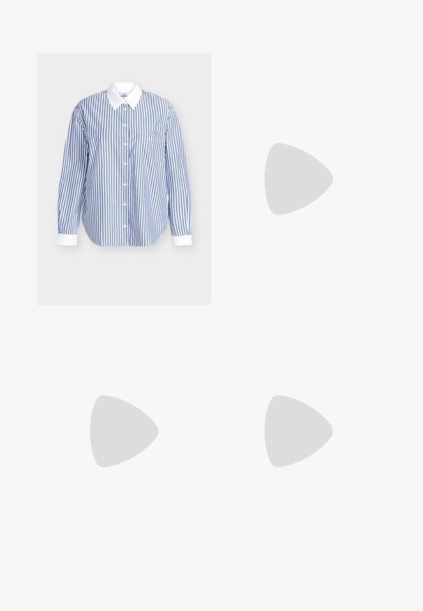 Gestreept overhemd in blauw-witte katoen. Voorzien van een knoopsluiting, lange mouwen en een witte kraag. Inclusief een borstzak.; Lichtblauwe wijde broek van zacht materiaal met een gladde textuur, voorzien van een brede tailleband en subtiele voorplooien.; Witte lage sneaker met dikke geribde zool, veters aan de voorkant en trek-lus aan de hiel tegen een neutrale achtergrond.; Zilveren oorbellen in de vorm van een gladde, glanzende ring. Circulaire vorm, voorzien van een veilige sluiting. Eenvoudig en elegant ontwerp.