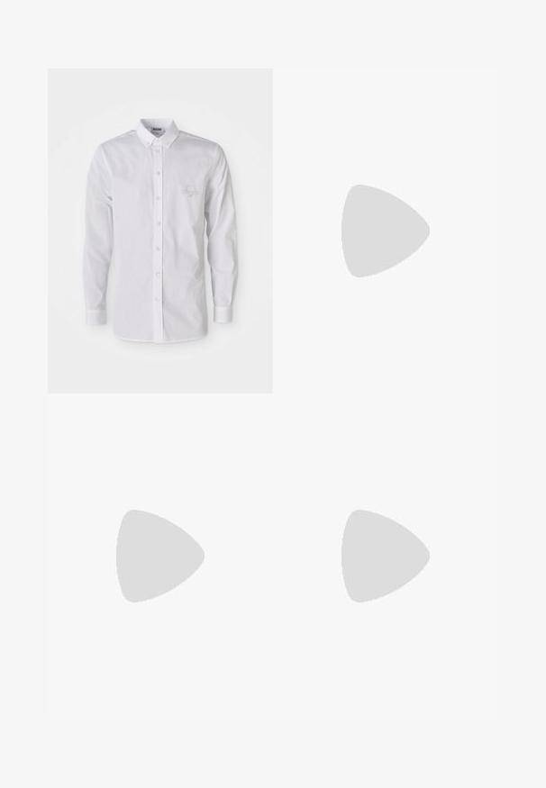 Witte langemouwen button-up shirt met button-down kraag en subtiele geborduurde logo op de linkerborst.; Donkerblauwe denim jeans met een rechte pasvorm, voorzien van opgerolde manchetten in een gestructureerd bruin materiaal met een logo-patroon. Standaard vijf-pocket ontwerp.; Zwarte gepolijste leren brogue nette schoen met vleugelpunten en gestapelde hak, zijaanzicht op een witte achtergrond.; Zwarte leren riem met een krokodillenstructuur en een grote gouden "MOSCHINO" logo als gesp. Voorzien van meerdere verstelgaten.
