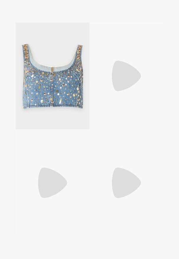 FRAME THE CHAMPAGNE - Top - gold coloured; Blå denimjeans med falmet effekt, lav talje, forlommer og udvidede vide ben.; Sølv glitrende højhælede sandal med bred blokhæls, åben tå og justerbar ankelrem. Glat indvendigt og tekstureret udvendigt.; Sølvfarvet metallisk skuldertaske i halvmåneform med sort justerbar rem og lynlås lukning på ensartet lys baggrund.