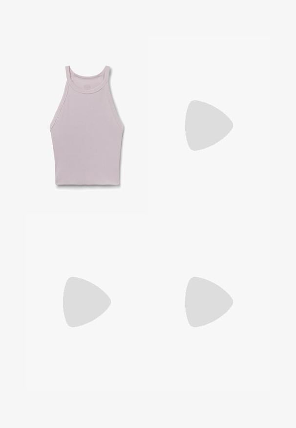 Camiseta sin mangas acanalada en lavanda claro con cuello alto y sisas anchas, diseñada para un ajuste ceñido.; Pantalones cortos de lavanda clara hechos de una tela suave, con una cinturilla elástica y un corte relajado, presentando un diseño simple y sin adornos.; Sandalia beige de tacón bajo con una sola tira en los dedos y correa ajustable en el tobillo con una pequeña hebilla dorada, sobre un fondo blanco.; Cinturón de cuero rosa claro con hebilla redondeada plateada, enrollado sobre un fondo blanco.