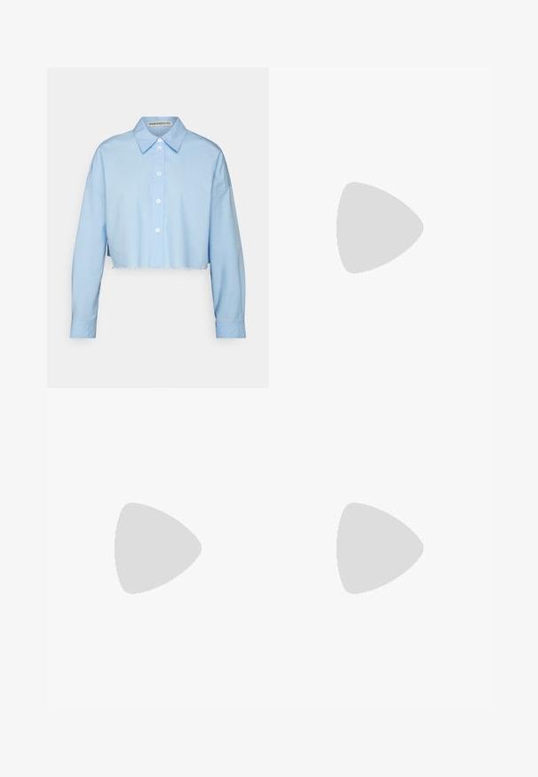 DRYKORN Skjortebluser - blue; Denim shorts i lys blå med en frynset kant. Har klassisk fem-lomme design, knaplukning og let slid på stoffet.; A.W.A.K.E. MODE REGINA WEAVED MULE - Mules med hæl - black; HUGO KREIT PISTIL CHAIN - Øreringe - gold-coloured