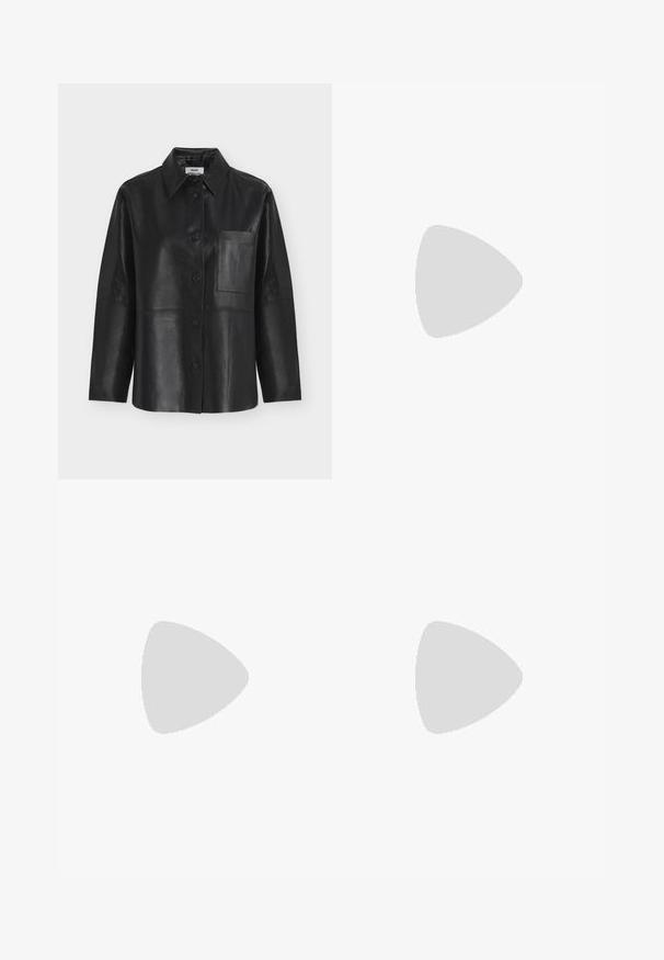 Chemise noire à manches longues avec boutons, col pointu et une poche poitrine simple en cuir lisse.; Pantalon bleu marine à jambes larges avec taille haute et coupe droite, présenté à plat sur un fond neutre.; Chaussure à talon haut pour femme en cuir verni noir avec bout pointu et talon fin sur fond clair uni.; Sac à main en cuir noir avec une texture lisse. Dispose d'une bandoulière adjustable et d'un design élégant et minimaliste avec une fermeture éclair.