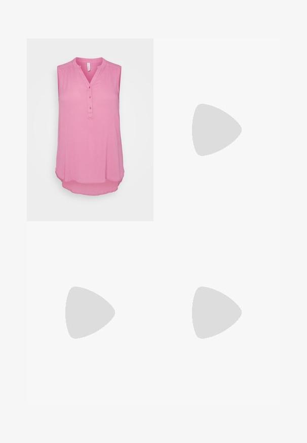 Ärmellose pinkfarbene Bluse mit V-Ausschnitt und Knopfleiste mit fünf Knöpfen. Weicher Stoff mit leicht strukturiertem Finish und abgerundetem Saum.; Schwarze Denim-Jeans mit mittelhohem Bund, vorderem Knopf, zwei Vorder- und zwei Hintertaschen sowie weiter Schnitt.; Weiße Lackleder-Mary-Jane-Schuhe mit einer dicken schwarzen Sohle, versehen mit einem Riemen über dem Spann und getragen mit weißen Socken.; Rosa, gepolsterte Handtasche mit abgerundeter Form, aus glänzendem Material gefertigt. Verfügt über einen gerafften Griff und einen Reißverschluss für sicheren Zugang.