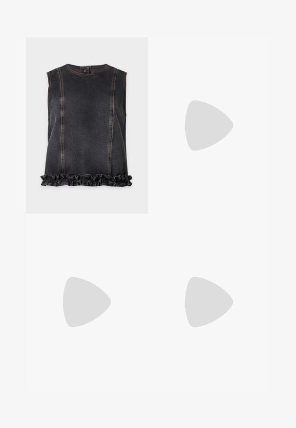 Top sin mangas de denim negro con costuras verticales y detalle de volante en el bajo, con costuras en contraste naranja y cierre trasero con botones.; Vaqueros blancos de cintura alta con cierre de botón y cremallera, bolsillos delanteros y piernas anchas.; Sandalia de cuero marrón con tiras, tacón bajo de estilo kitten y una correa en el tobillo con una pequeña hebilla, mostrada de lado sobre un fondo liso.; Bolso cilíndrico beige de Michael Kors con patrón repetido de logo, cremallera dorada y correa ajustable color marrón oscuro para el hombro.