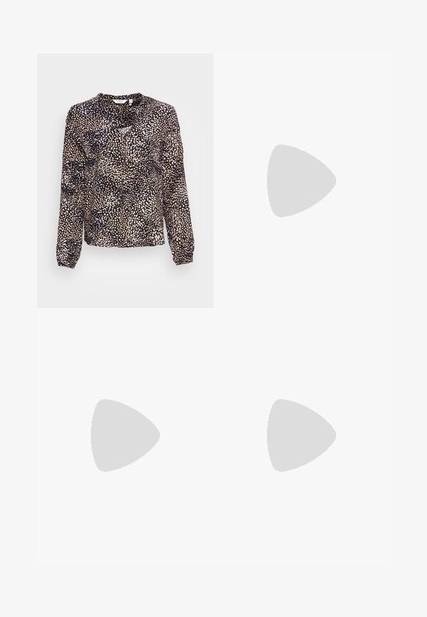 Langærmet bluse i sort stof med et spredt prikmønster i beige og lyseblå. Har en afslappet pasform og knapdetaljer.; Sorte bukser med bred benvidde, lavet af blødt materiale, høj elastisk talje og diskrete folder foran; ingen synlig hardware eller mønstre.; Sort læderloafer med tyk rillede sål, mok tå syning, remdetalje over toppen og trækstrop på hælen, vist i sideprofil.; Sorte rektangulære solbriller med mørkt tonede linser, tyk plastramme og brede stænger. Glat overflade og kantet design.