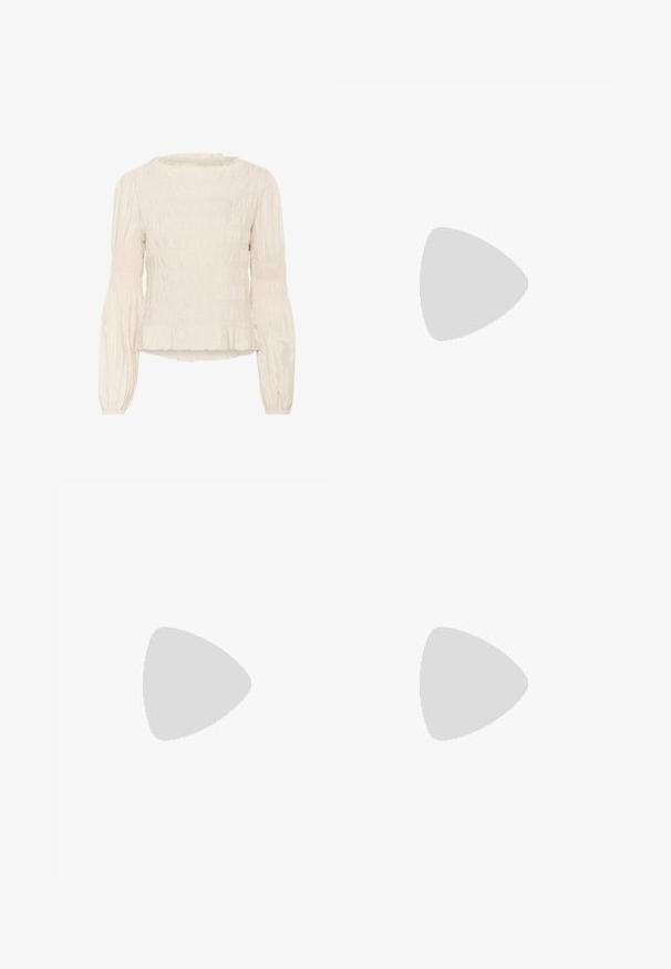 Blouse couleur crème avec texture froncée, manches bouffantes longues et ourlet froncé. Fabriquée en tissu léger et légèrement brillant.; Pantalons larges en lin beige, avec une taille à cordon, deux poches latérales et un tissu légèrement texturé pour une meilleure respiration et un confort optimal.; Sandales à plateforme noires avec deux larges brides et une bride arrière, posées sur une surface métallique grillagée à côté d'une fenêtre en verre.; Sac à main beige matelassé avec une bandoulière en chaîne, doté d'un accent logo en métal et d'une forme rectangulaire, fabriqué à partir de matériau synthétique lisse.