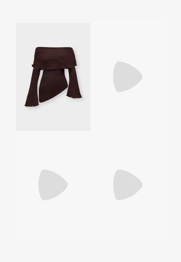 Mørkebrun off-shoulder tekstureret top med lange vide ærmer og asymmetrisk kant, designet til en tætsiddende silhuet.; Brune faux læder wide-leg bukser med høj talje, der har forlommer og klassisk knaplukning. Glat tekstur og mat finish.; Brune patenterede læderslingback-sandaletter med spids tå, en tynd hæl og justerbar rem med en lille spænde.; Bordeaux håndtaske lavet af glansfuldt materiale, rektangulær form, med to skulderremme og subtile buede detaljer på forsiden.