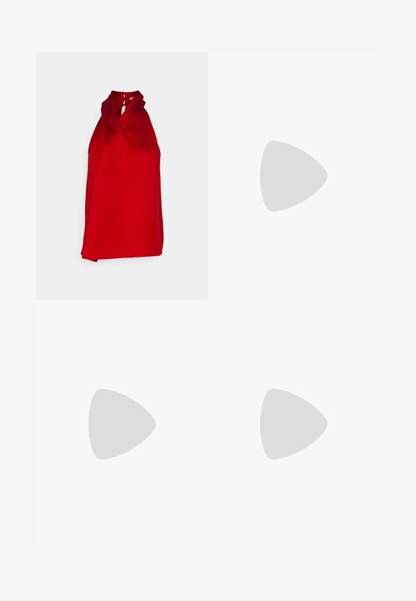 Anna Field Μπλούζα - red; Μαύρο ψεύτικο δερμάτινο κολάν παντελόνι με λεία υφή, εφαρμοστή σχεδίαση και παραδοσιακή πενταπορτη. Διαθέτει κλείσιμο με φερμουάρ και κουμπί.; Μαύρο γυαλιστερό πέδιλο με ανοιχτά δάχτυλα, ψηλό τακούνι και λεπτά λουράκια στον αστράγαλο και το πάνω μέρος, σε απλό ανοιχτό φόντο.; Even&Odd H24462 - Τσάντα χειρός - black