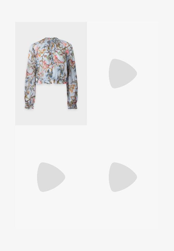 Blouse transparente à manches longues, base bleu clair, imprimé floral coloré, ourlet volanté, encolure froncée et lien à pompon au col.; Jean large de couleur bleu foncé en denim, avec deux poches avant, une fermeture à bouton et des détails de couture orange contrastants.; Chaussure plate en cuir noir pour femme, avec bout pointu et petit talon, vue de côté sur un fond gris clair uni.; Petite pochette en cuir bordeaux avec fermoir en métal argenté et bracelet pour poignet sur fond blanc.
