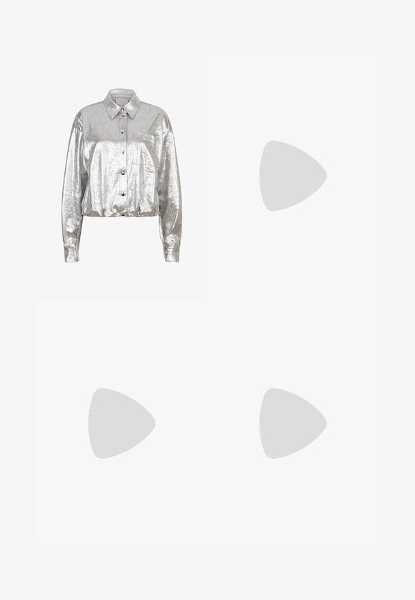 Chemise argent métallique à boutons, avec un col, des manches longues, une coupe cropped et une poche poitrine unique, le tout avec une texture lisse et brillante.; Pantalons larges noirs en tissu lisse et brillant, avec une taille élastique et sans poches ni détails en métal visibles.; Chaussure à talons aiguilles en textile paillettes argentées, avec un talon fin, un intérieur noir et une texture lisse. Idéale pour les occasions formelles.; Pochette rectangulaire argentée couverte de petits strass avec un cadre en métal noir et argenté et une fermeture à clip.