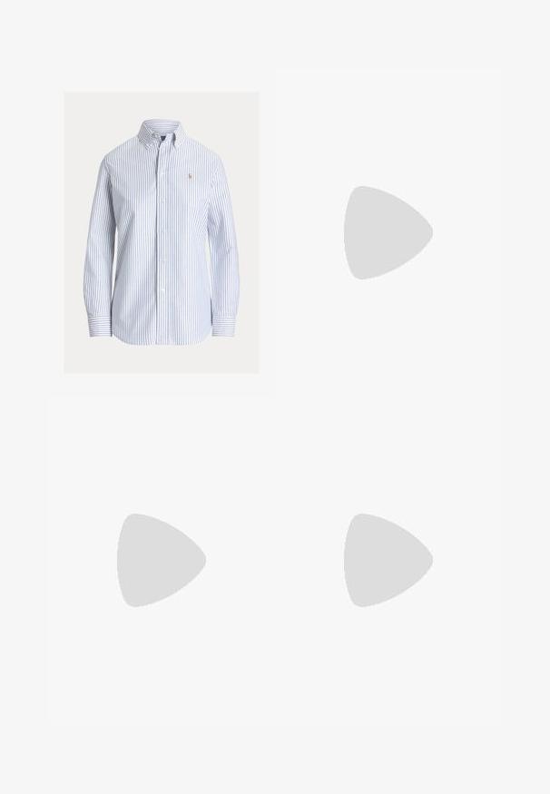Chemise blanche boutonnée avec des rayures verticales bleu clair, col boutonné et petit logo brodé sur la poitrine gauche.; Jean blanc à jambes larges, avec une fermeture à boutons et cinq poches, confectionné dans un denim à la texture lisse, arborant un design classique.; Escarpins argentés à bride arrière avec un bout pointu, une finition brillante et un accent rectangulaire sur le devant, dotés d'un talon fin et d'une bride ajustable.; Ceinture en cuir noir avec une boucle en métal doré à deux pattes, texture lisse et couture nette le long des bords.