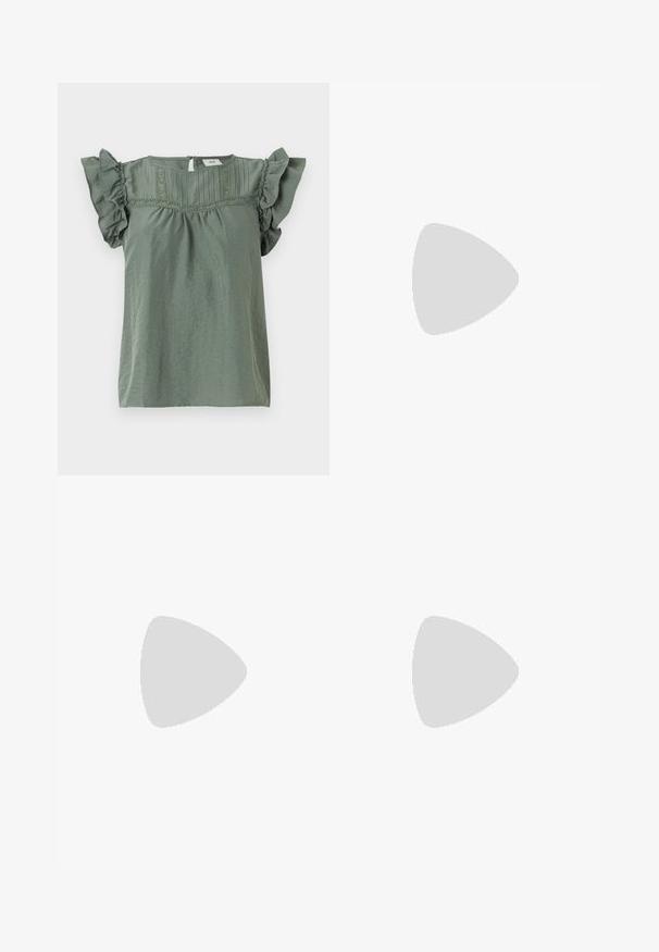 Grøn kortærmet bluse med flæser på ærmerne, struktureret stof og dekorativ syning langs halsudskæringen. Lukning med nøglehul bagpå.; Lysegrå shorts lavet af et blødt materiale. Har en knaplukning, sidelommer og et lige ben-design.; Sorte lædersandaler med brede remme og en ankelspænde. Kraftig sål med tekstureret overflade. Åben tå-design for åndbarhed.; Sort taske med krokodilletekstur, rynket øverste kant, samlet hank og snore med kvaster på hver side mod en hvid baggrund.
