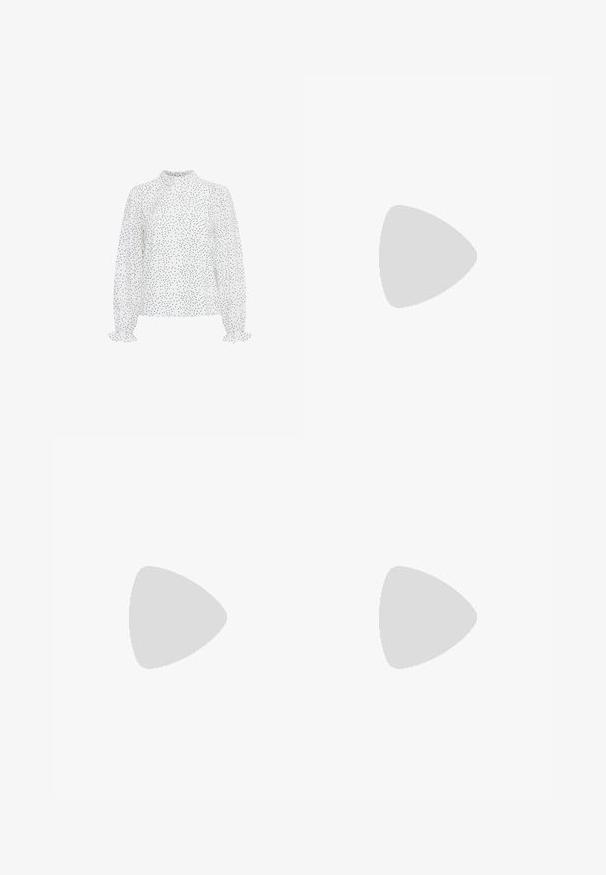 Witte blouse met zwarte stippen, hoge hals, lange mouwen met gerimpelde manchetten en een subtiele knoopdetail aan de zijkant. Lichtgewicht stof.; Zwarte geribbelde kokerrok met een aansluitend ontwerp. Heeft een hoge tailleband en gestructureerde stof, waardoor een soepele silhouet ontstaat.; Zwarte Mary Jane pump van lakleer met een spitse neus, gebogen hak en verstelbare band met een goudkleurige gesp. Gladde textuur.; Zwarte handtas van lakleer met een ronde vorm, een vlakke bovenkant, een klein handvat en een sluiting aan de voorkant. Glad, glanzend oppervlak, minimalistisch ontwerp.