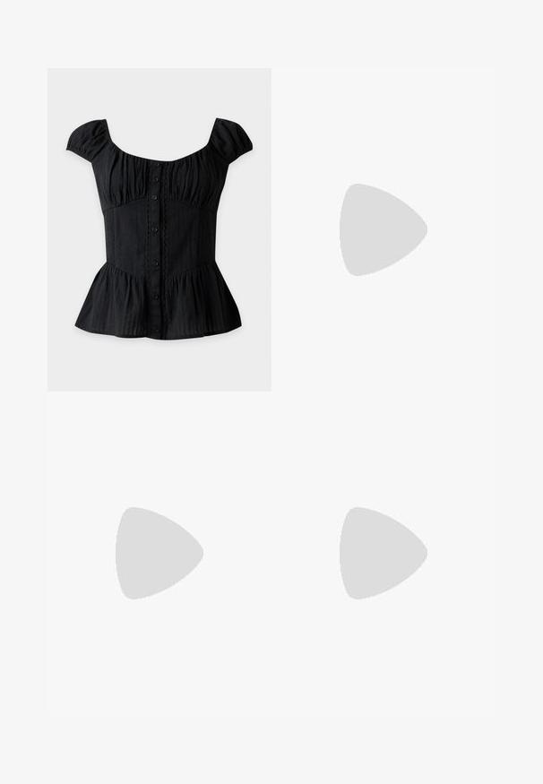 Schwarzes kurzärmeliges Button-up-Top mit quadratischem Ausschnitt, geraffter Brust, taillierter Taille, Spitzenbesatz und Schößchen-Saum.; Schwarzer ausgestellter Rock aus gerafftem, strukturiertem Stoff mit einem breiten Taillenbund. Schlichtes Design, keine Muster oder Beschläge vorhanden.; Schwarze Ballerinas aus Lackleder mit runder Spitze, Schnürdesign und flacher Sohle. Glatte Textur mit minimaler Verzierung.; Schwarze Lederhandtasche mit abgerundeter Form, verziert mit silbernen Nietenakzenten und kurzem Griff. Glatte Struktur und Reißverschlussverschluss.