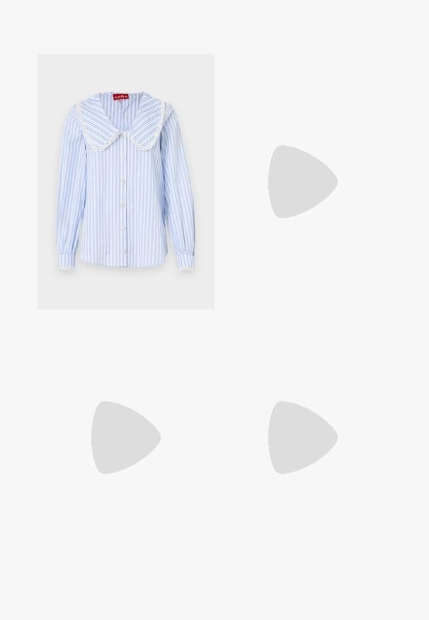 Chemise rayée bleu clair avec un grand col en dentelle blanche, boutons décoratifs et poignets élastiqués. Fabriquée à partir d'un tissu à la texture lisse.; Pantalons larges blancs en tissu léger. Dotés d'une coupe ample, de plis à l'avant et d'une taille élastique.; Ballerines en cuir verni blanc avec un bout pointu, deux sangles décoratives avec des boucles en argent, et une semelle marron discrète.; Pochette en cuir souple couleur crème avec un design froncé et une fine bandoulière reposant à l’avant sur un fond uni.